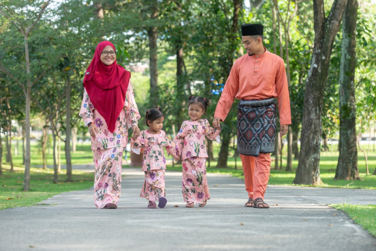 Parents et enfants en priere a la mosquee durant l Omra