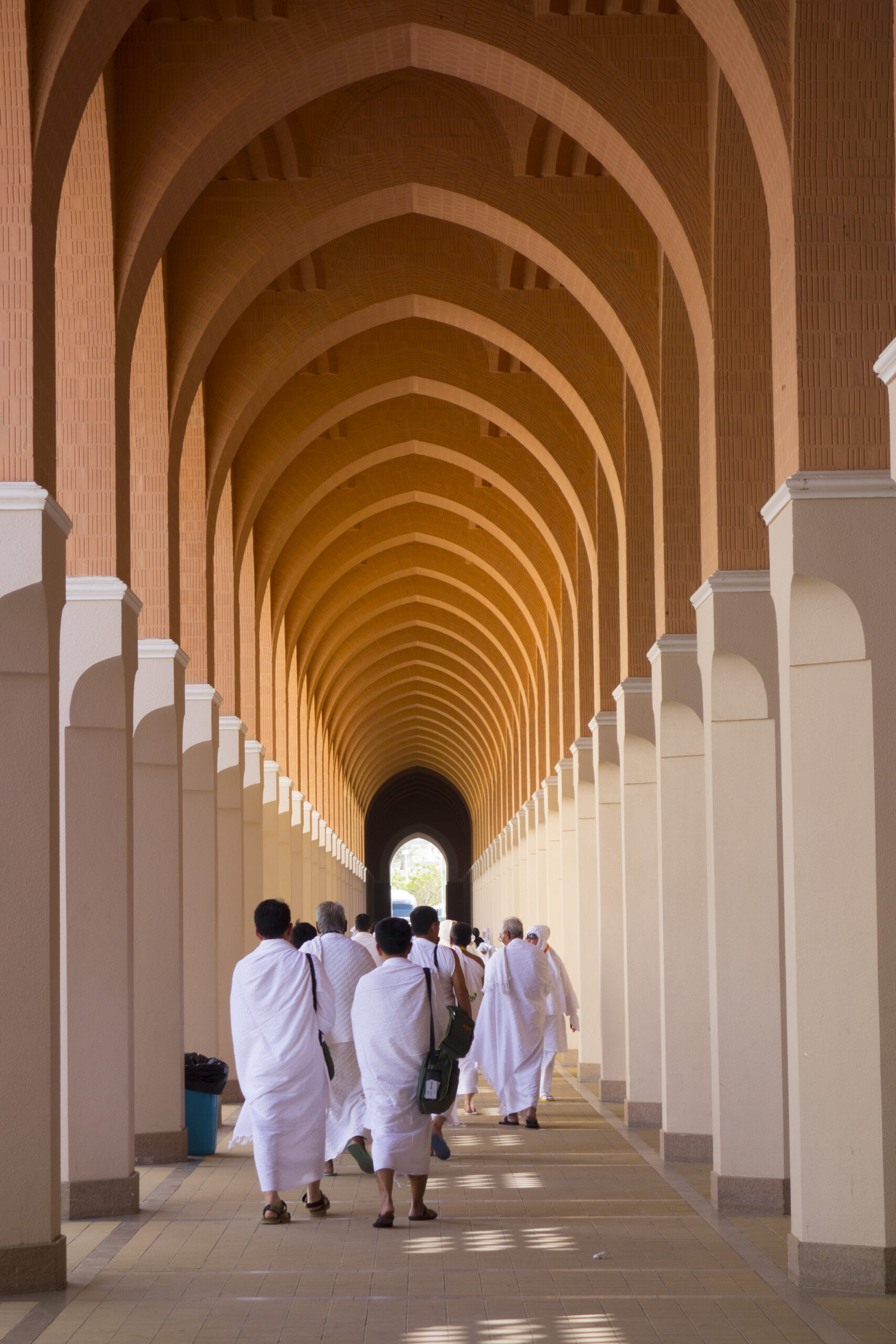 Arnaques agences Hajj — 9 pièges réels et comment s’en protéger